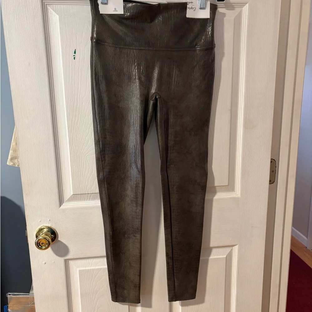 SPANX Crocodile Texture Shades of Olive Leggings - Picture 2 of 9